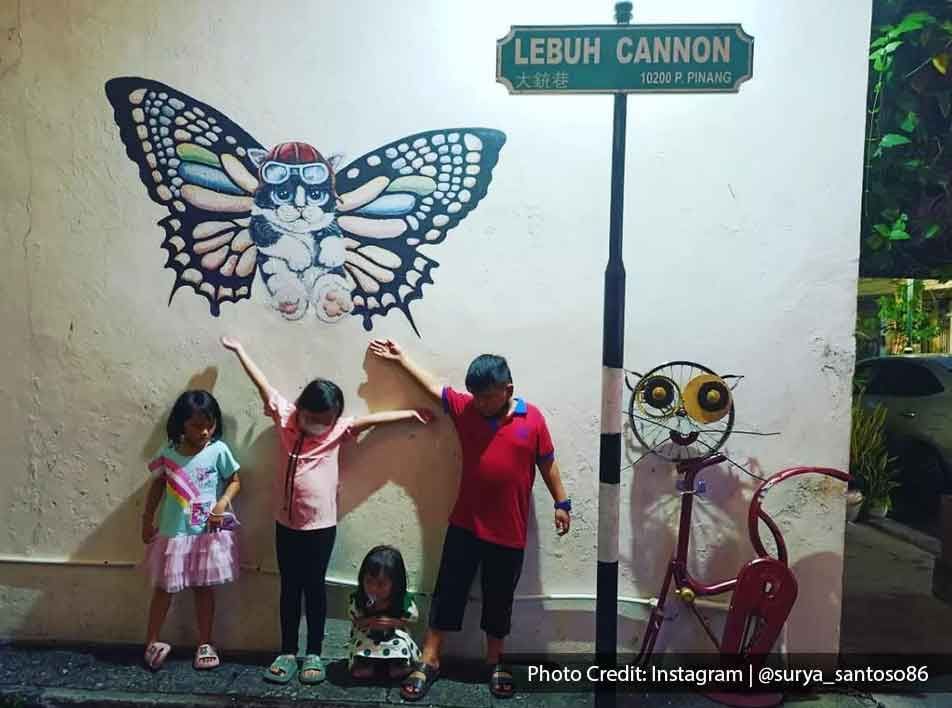 Children taking pictures at the Penang Street Art - Lexis Suites Penang