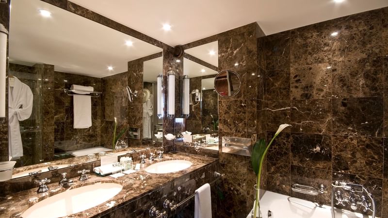 Vanity area with large mirror in Warwick Suite at Warwick Brussels