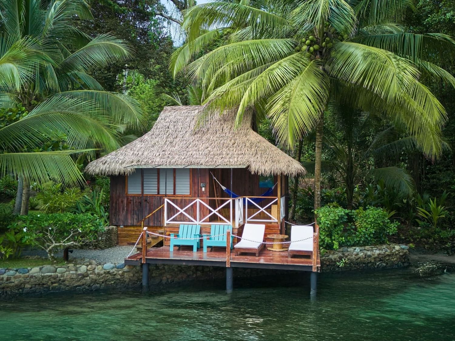 Cabaña de madera con terraza sobre el agua en Central Hotel Bocas Del Toro, Valle de Agua.