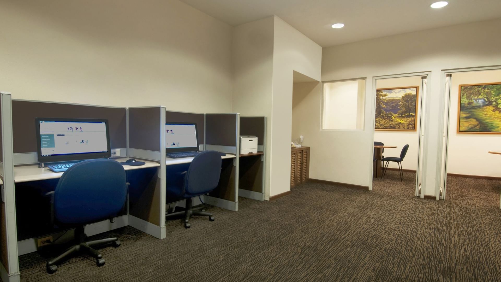 Interior of the business center at Fiesta Inn Toluca Tollocan