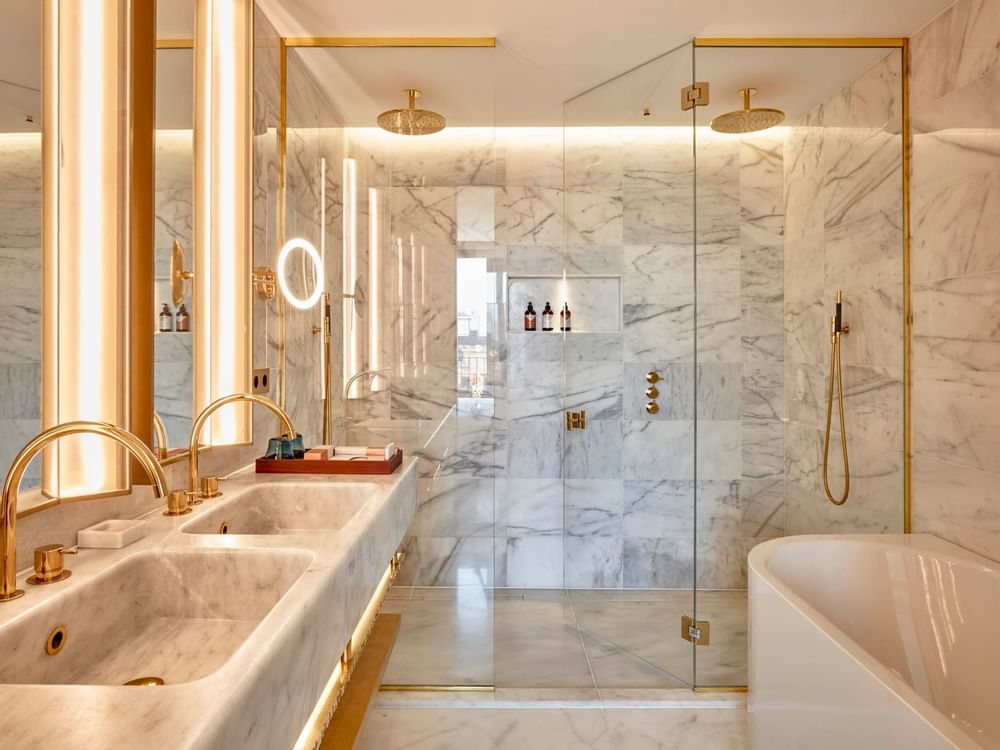 Penthouse Suite | Vista del baño en Almanac Group