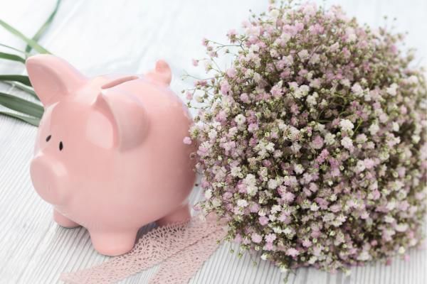 Piggy bank with savings, a great way to save money on a wedding