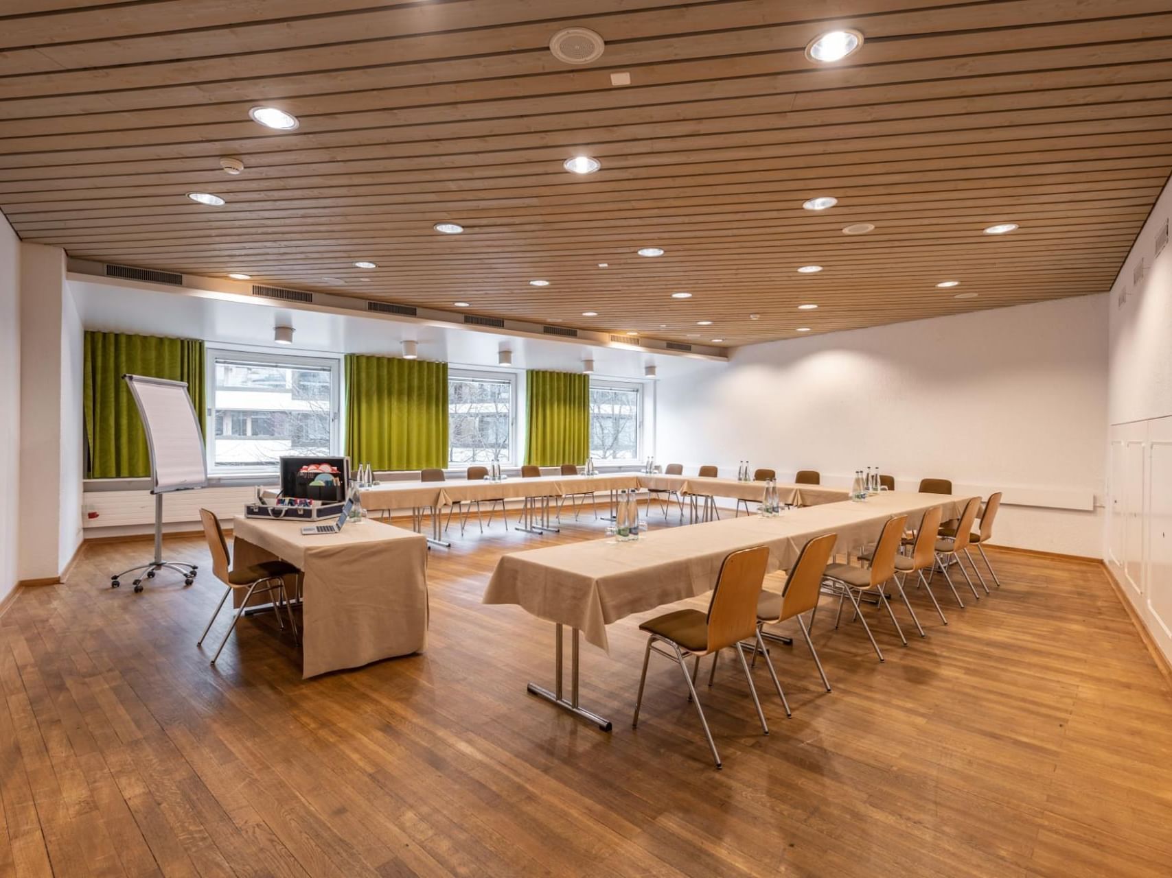 U-shaped table in Letzi Hall at Best Western Hotel Spirgarten​​