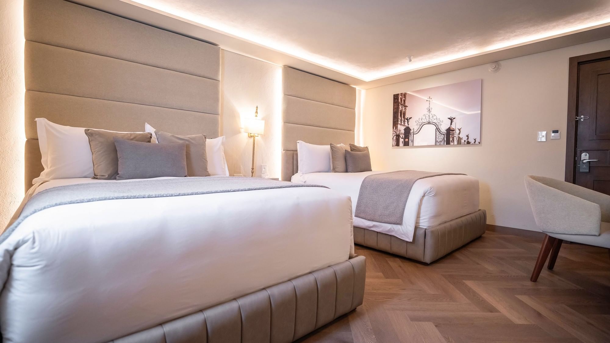 Habitación doble con dos camas y decoración elegante en Quinta Real Puebla, Heroica Puebla de Zaragoza