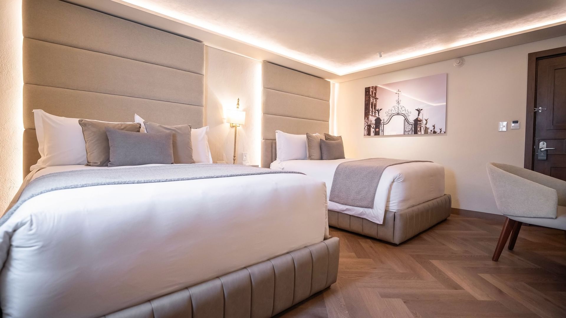 Habitación doble con dos camas y decoración elegante en Quinta Real Puebla, Heroica Puebla de Zaragoza