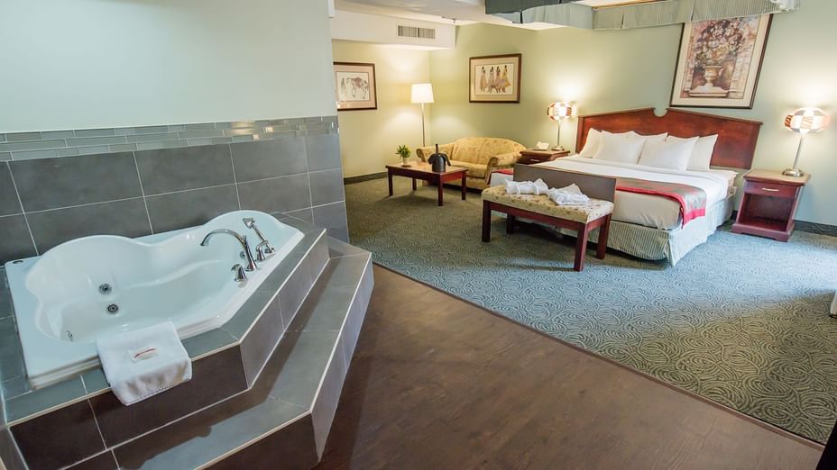 King Bed with Sofa Bed & Jacuzzi Harrison Lake Hotel