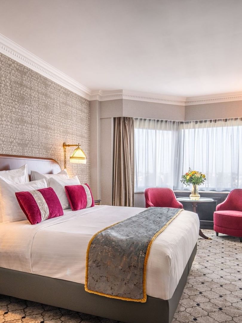 Luxe Deluxe Kamer met tweepersoonsbed en uitzicht bij Hotel Barsey by Warwick in Brussel.