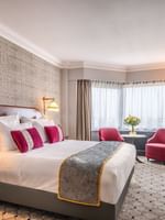 Luxe Deluxe Kamer met tweepersoonsbed en uitzicht bij Hotel Barsey by Warwick in Brussel.