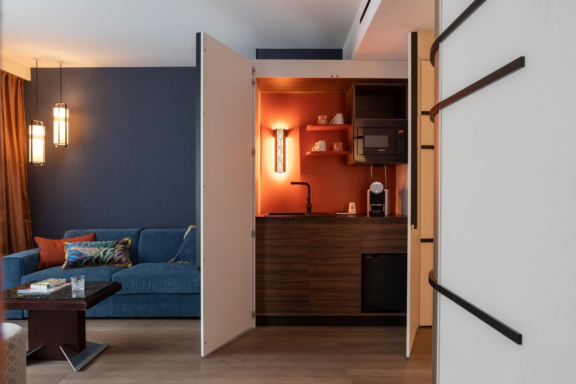 Espace salon et cuisine dans une chambre à Oceania Le Conti Brest