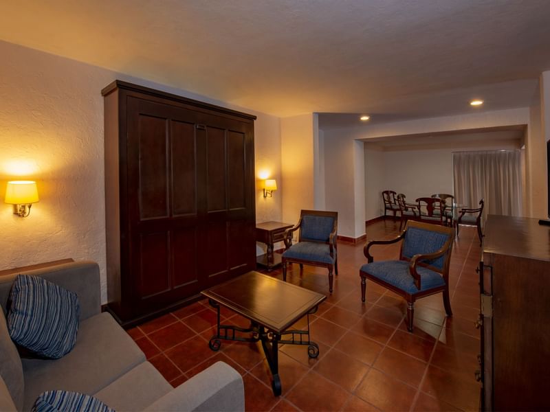 Living area with seating in Presidential Suite at Gamma Hotels