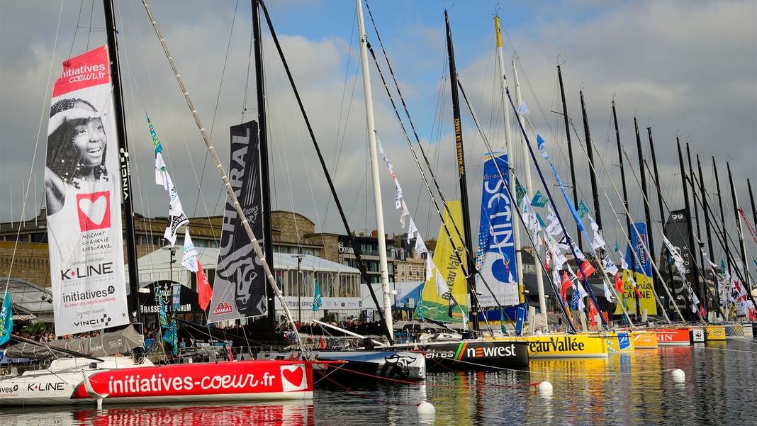 Flotte de voiliers amarrés dans des eaux calmes près des Hôtels Oceania