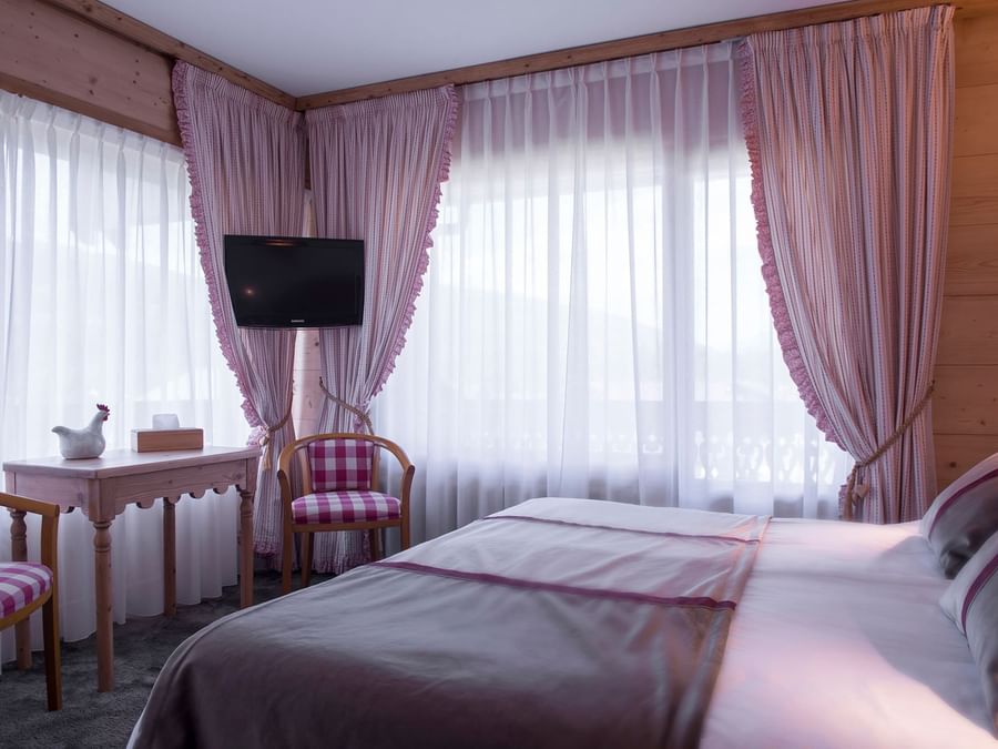 Interior of the Standard Room at Chalet-Hotel Neige et Roc