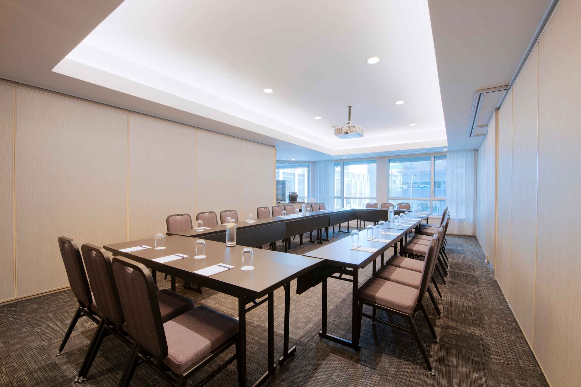 U-shaped table set-up in Salon René-Lévesque AB at Warwick Le Crystal – Montreal