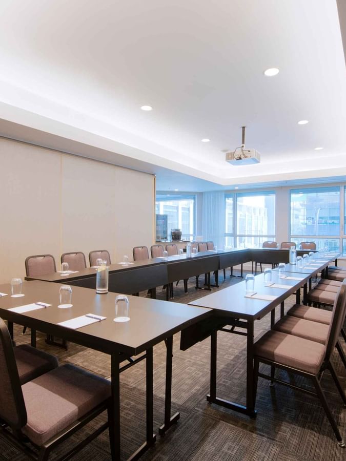 U-shaped table setup with dark chairs by the window in Salon René-Lévesque A at Warwick Le Crystal Montreal