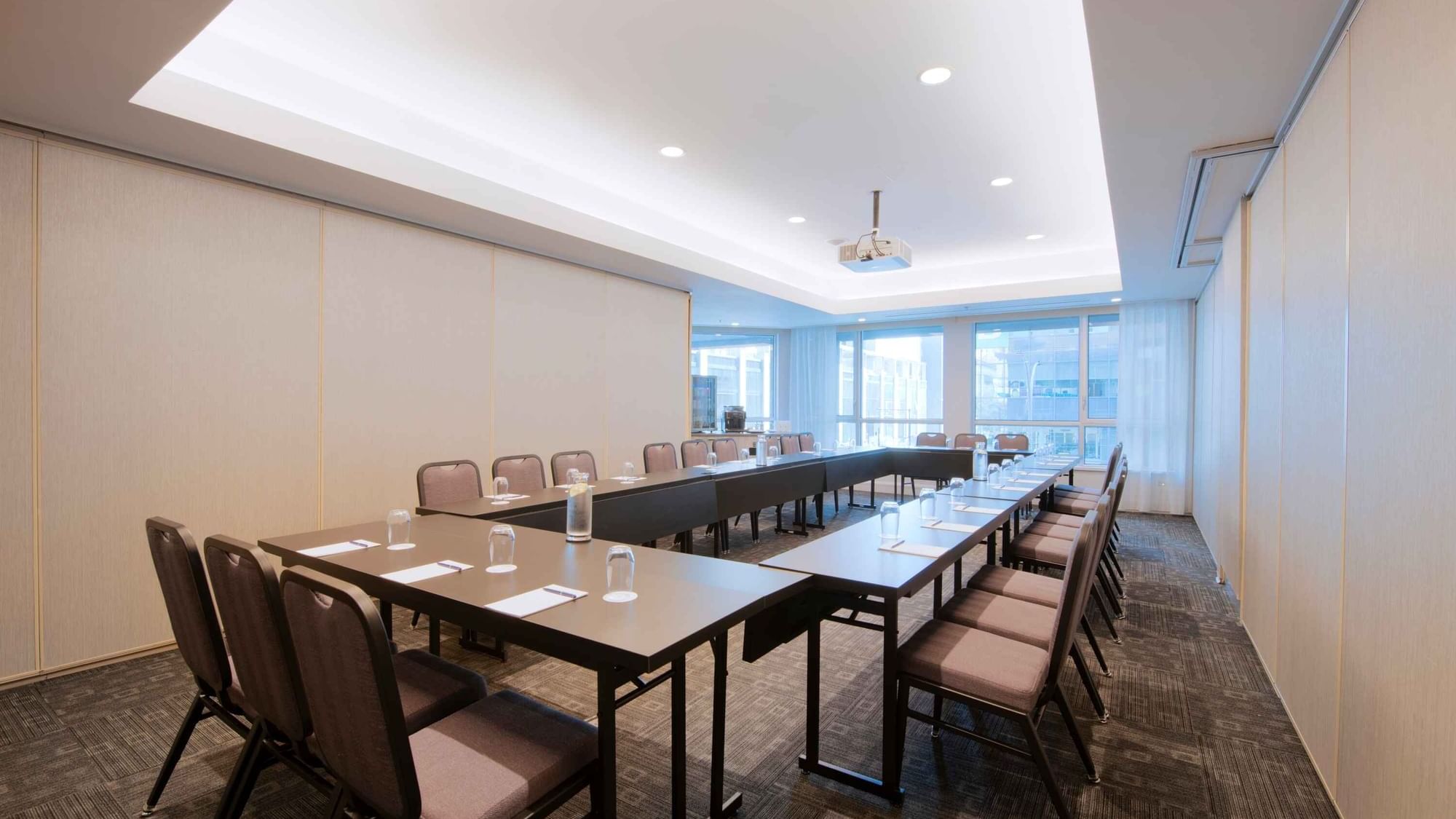 U-shaped table set-up in Salon René-Lévesque AB at Warwick Le Crystal – Montreal