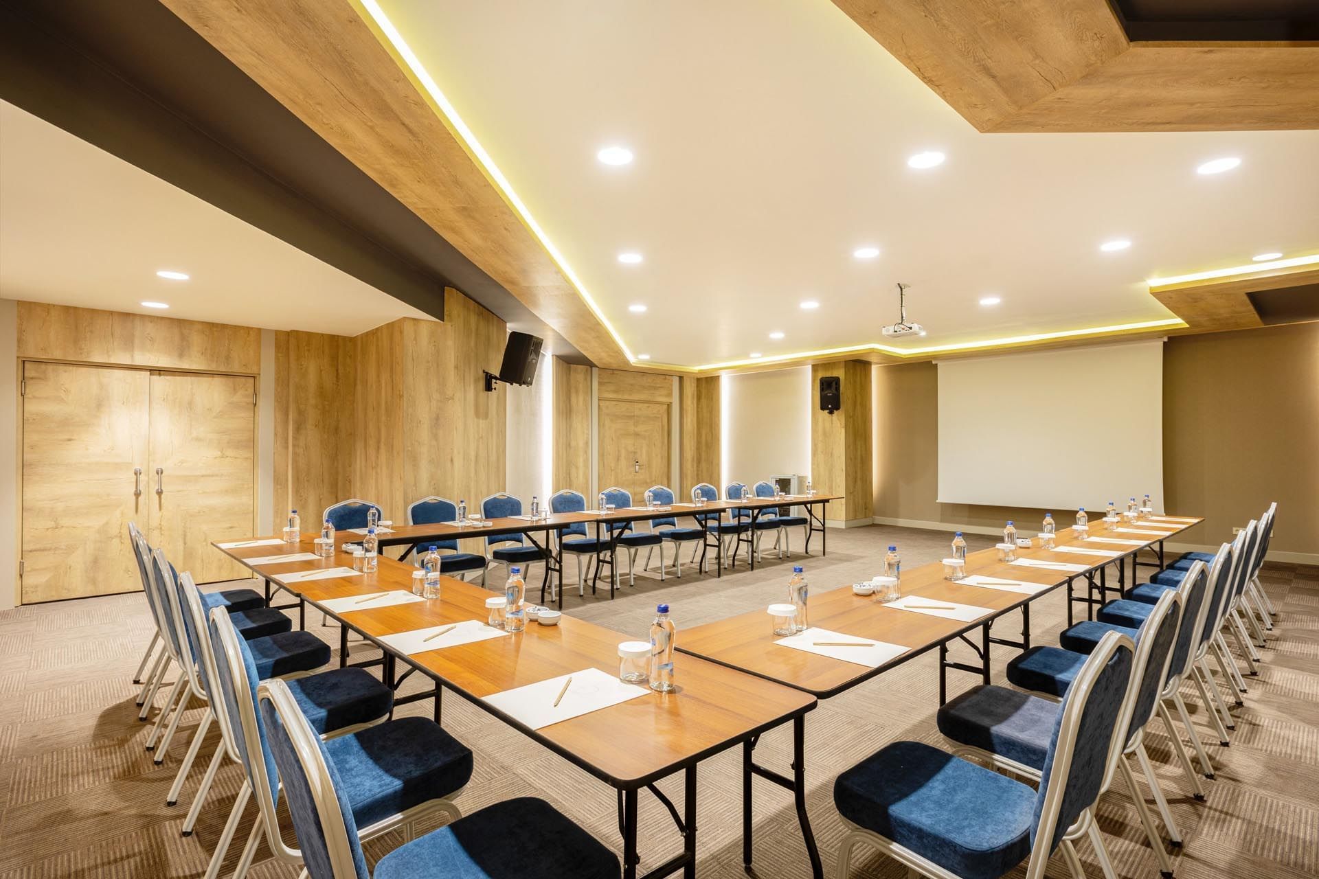 Sala de reuniones con mesa y sillas