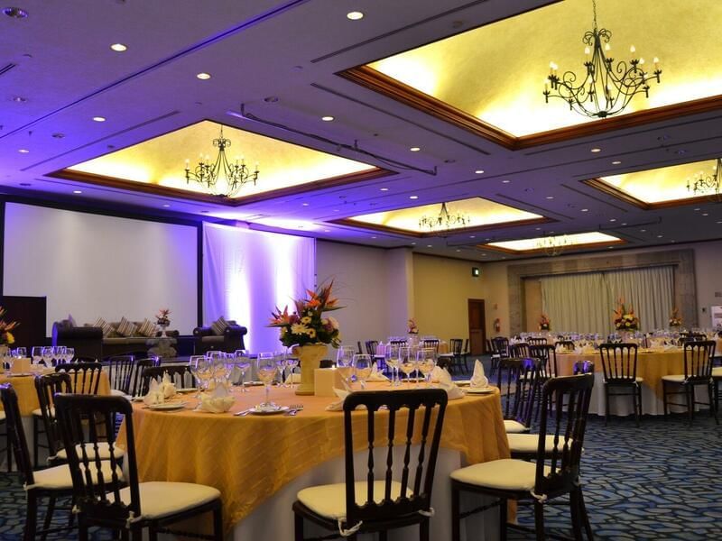 Montaje de mesa de banquete en Centro de Convenciones de FA Puerto Vallarta