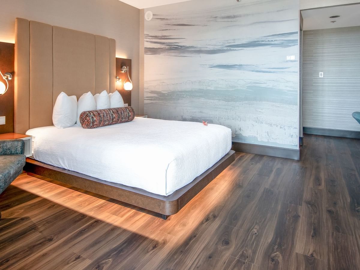 Queen bed with stylish lamps