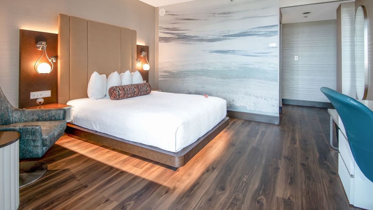 Queen bed with stylish lamps