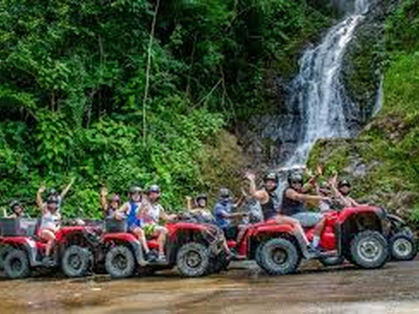 Grupo de personas en un tour en cuadraciclo en el Parque Nacional Manuel Antonio cerca de Jungle Vista Boutique Hotel