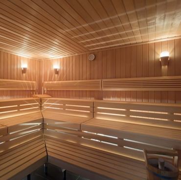 Finnische Holzsauna mit Bänken im BeFine Spa im Titanic Gendarmenmarkt Berlin.