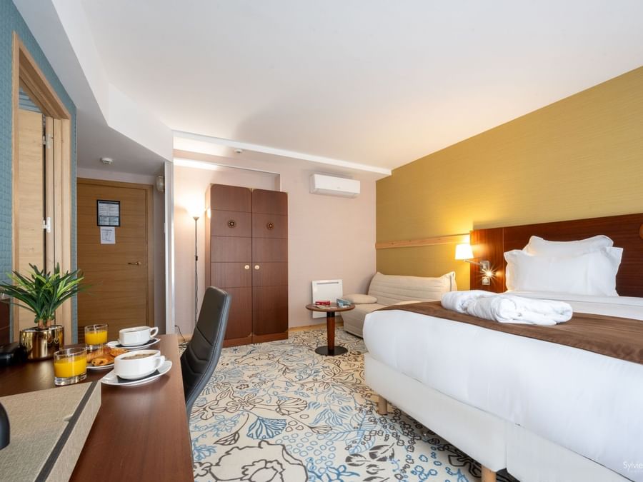 Chambre élégante avec petit-déjeuner préparé sur table au Hôtel Le Yachtman.