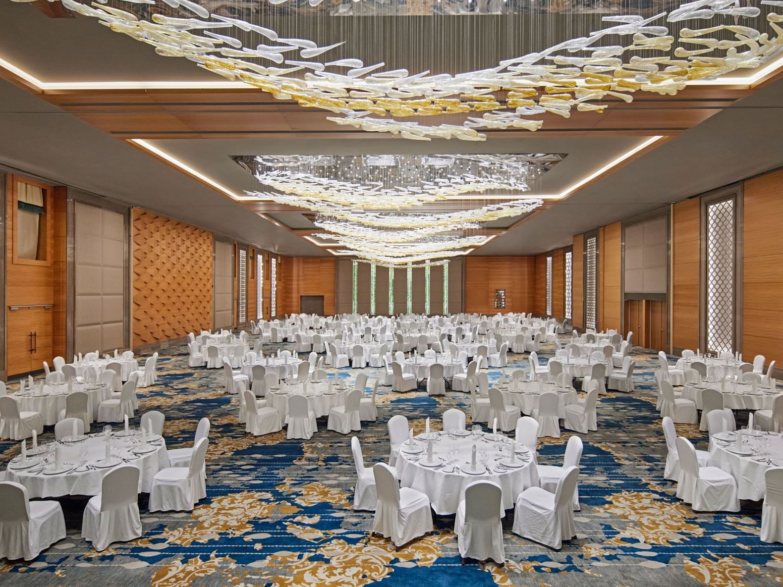 Banketttischbestuhlung im Ballsaal I+II+III an der Titanic Chaussee Berlin
