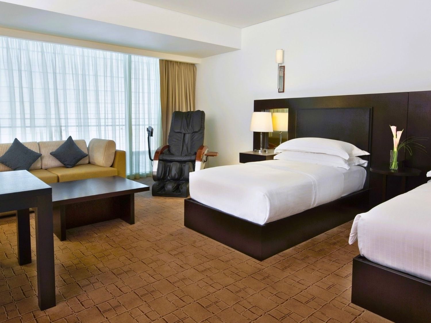 Twin beds in Superior Deluxe Room at Dubai International Hotel