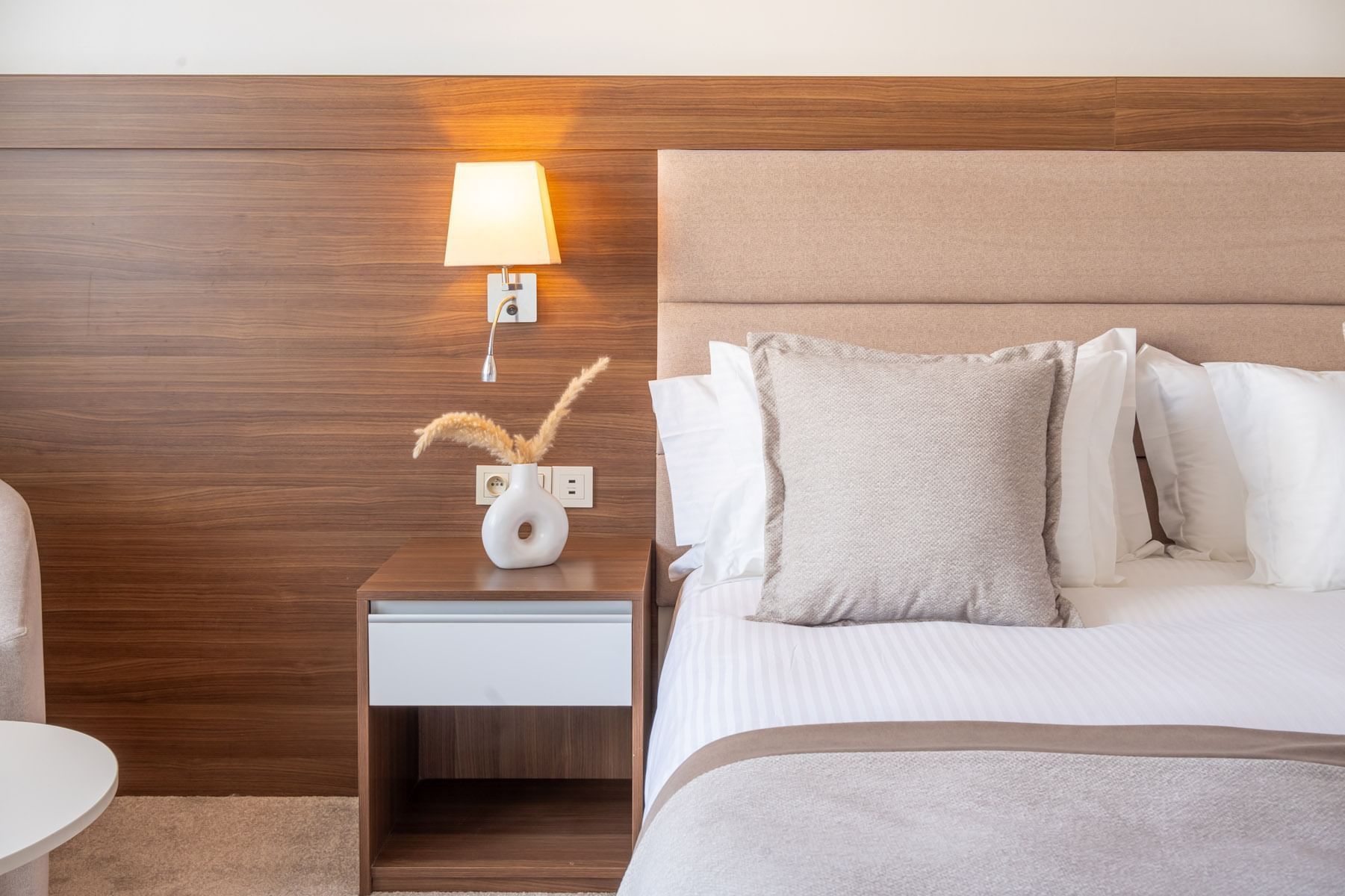 Chambre avec lit confortable et décoration moderne chez Kenzi Basma