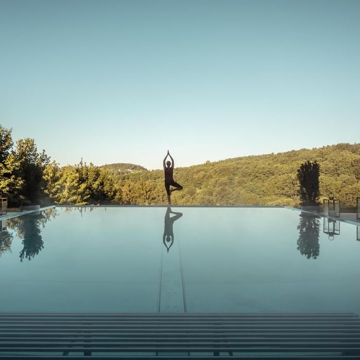 Falkensteiner Balance Resort Stegersbach Yoga am Infinity Pool