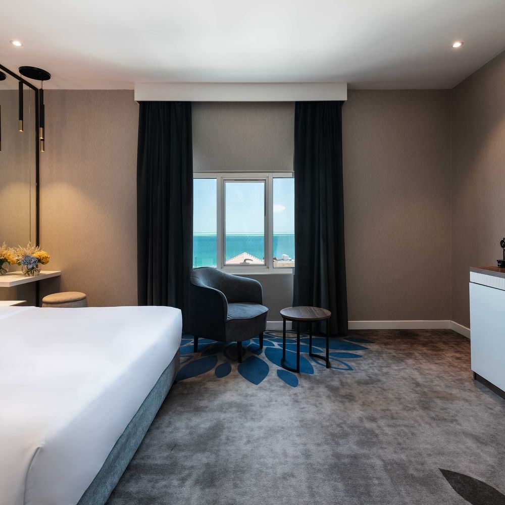 Une chambre d'hôtel luxueuse avec vue sur l'océan au Warwick Hotel Al Jubail.