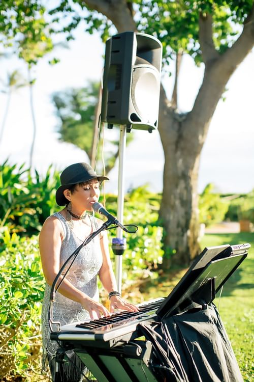 Artist performing with piano at Ka'anapali Beach Hotel Hawaii