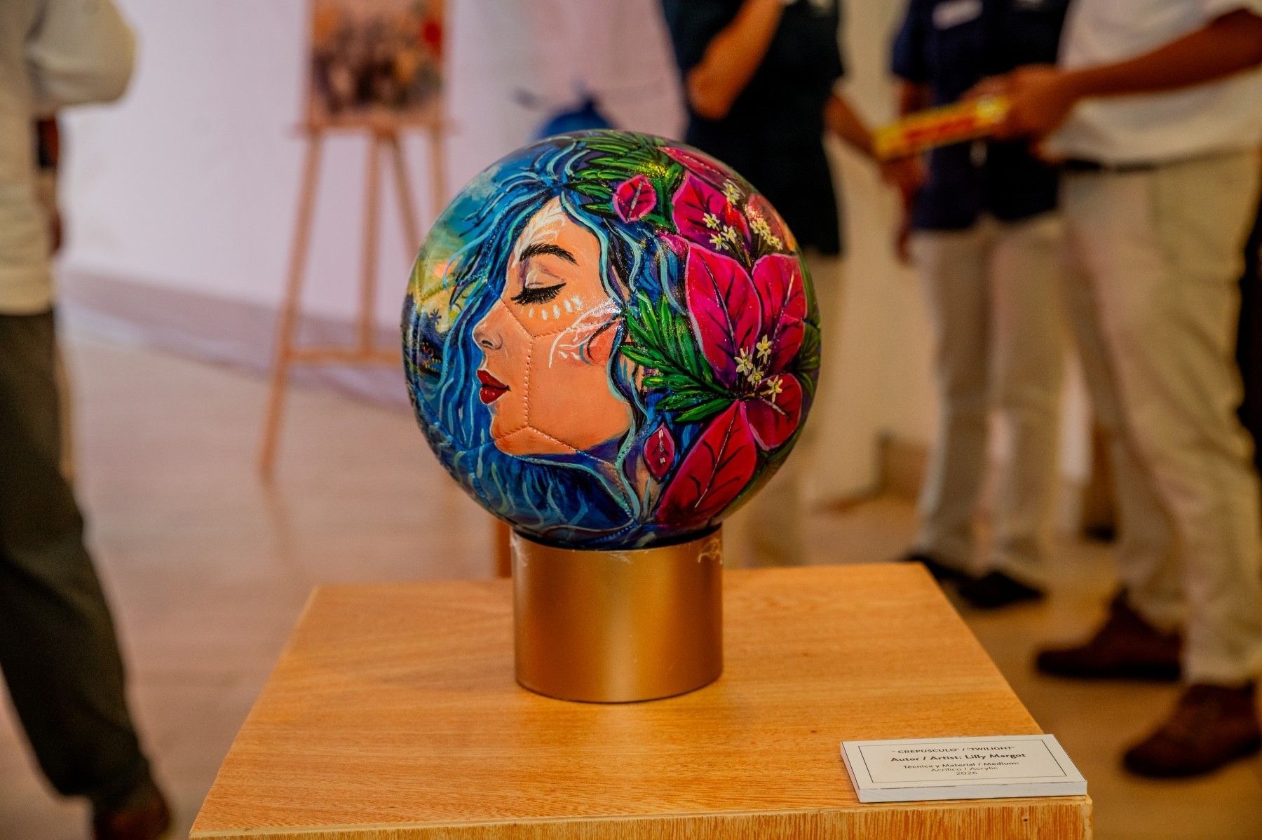 Obra artística exhibida en una muestra cultural de Puerto Vallarta ideal para familias