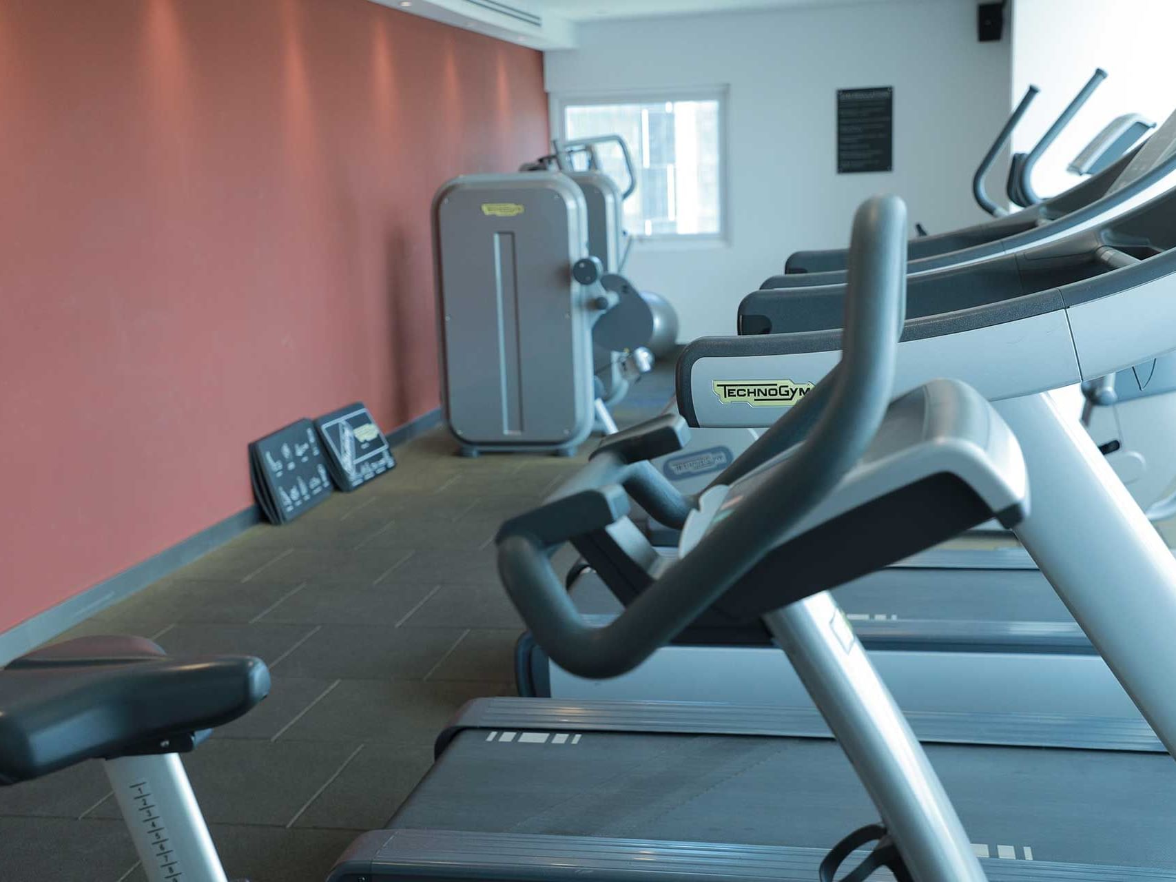 Interior arrangement in the fitness center at Ubumwe Grande