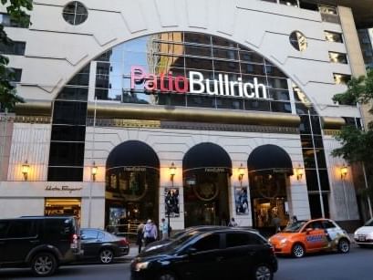 Vista exterior del Patio Bulrich cerca del Hotel Emperador Buenos Aires