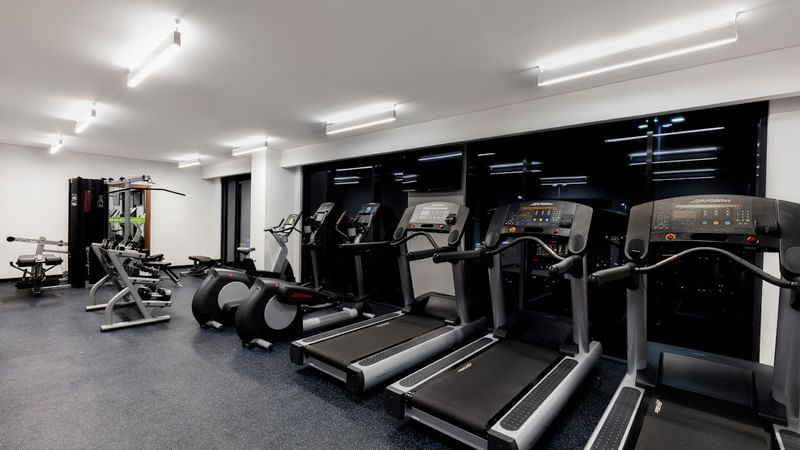Fitness center at Fiesta Inn Express Cancún Cumbres with treadmills placed along a window