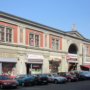 Außenansicht der Markthalle Neun und des Parkplatzes bei Titanic Comfort Mitte