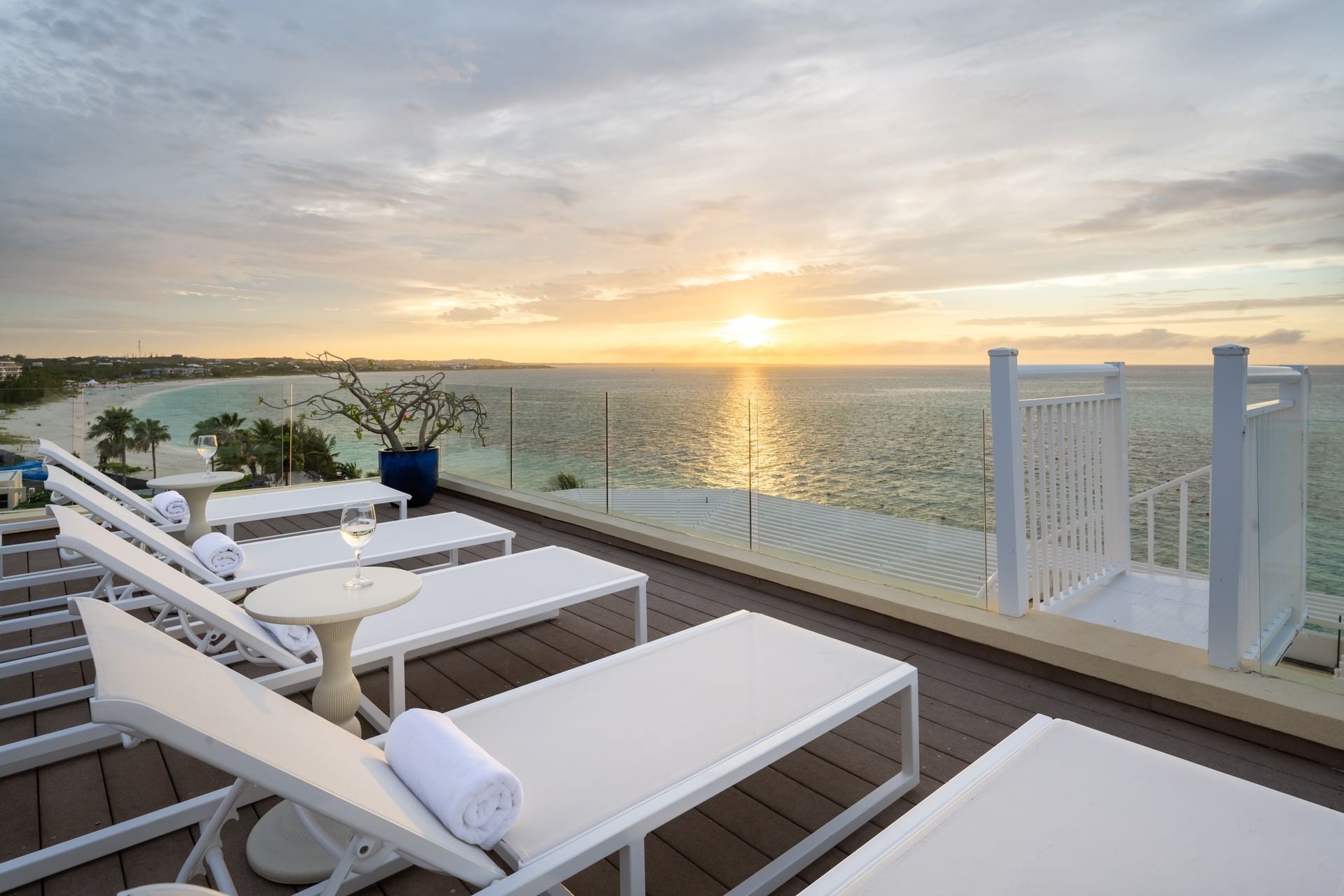 3 Bedroom Oceanfront Penthouse w/ Roof Terrace | Windsong Resort