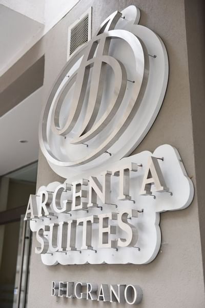 Argenta Suites Belgrano pared firma en la entrada
