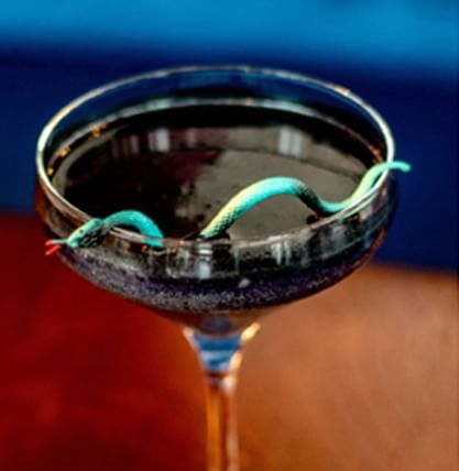 Gros plan d'un cocktail servi au Prime Grill, avec les événements d'Halloween à l'hôtel X de Toronto