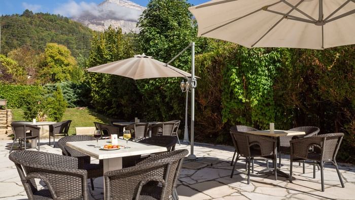 An outdoor dining area at Hotel Les Trois Roses