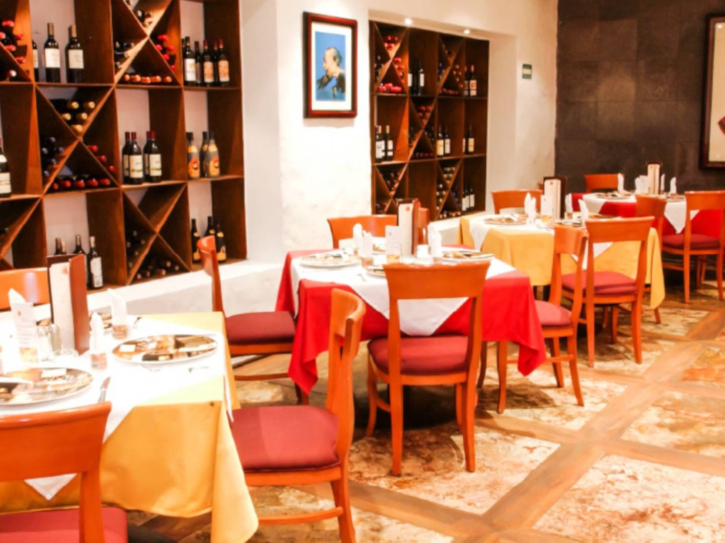 Interior del Centro Castellano en Camino Real Polanco México, Ciudad de México.