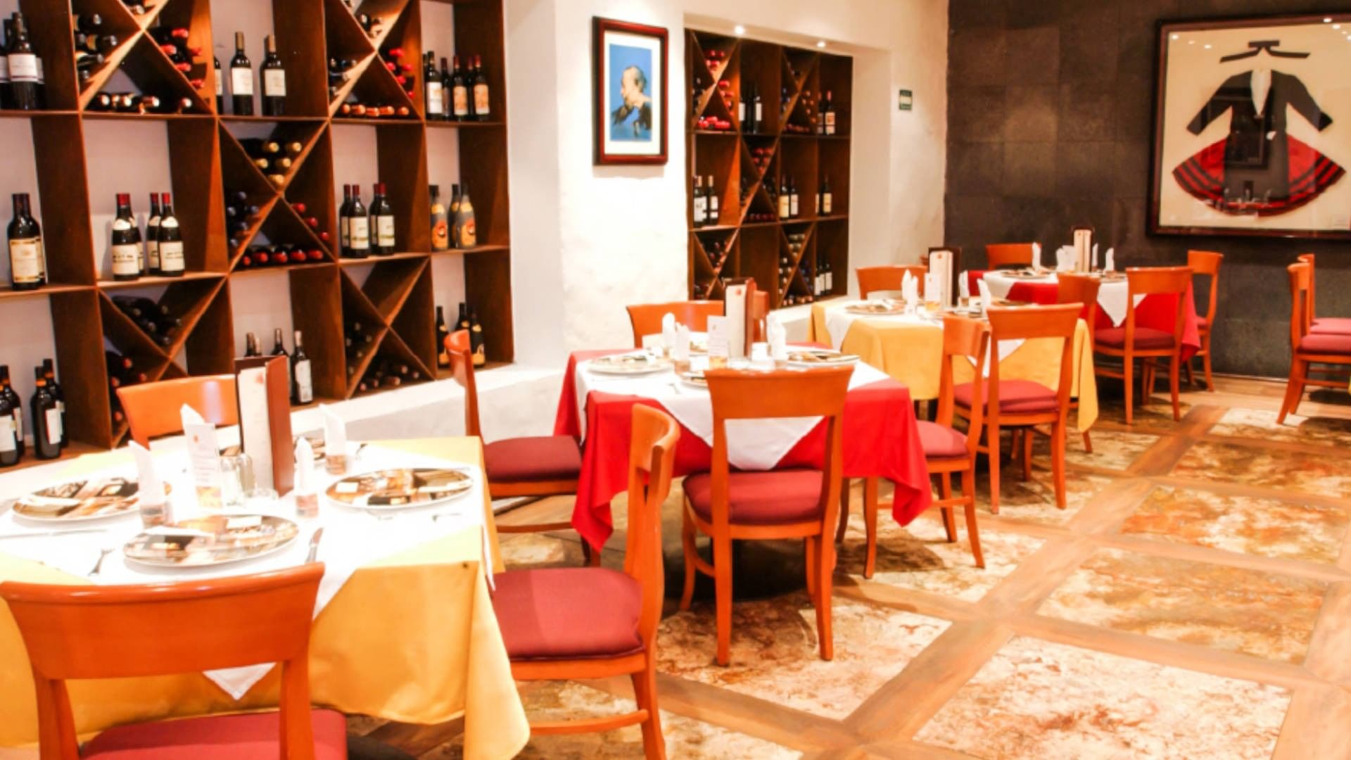 Interior del Centro Castellano en Camino Real Polanco México, Ciudad de México.