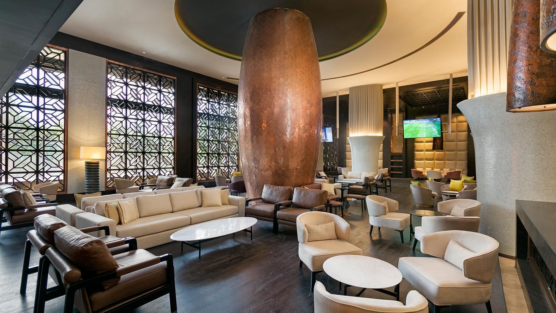 Лаунж-бар отеля Titanic Mardan Palace — это просторный лобби с удобными креслами, создающими атмосферу элегантности. Это идеальное место для отдыха, встреч и наслаждения изысканными напитками в роскошной обстановке.