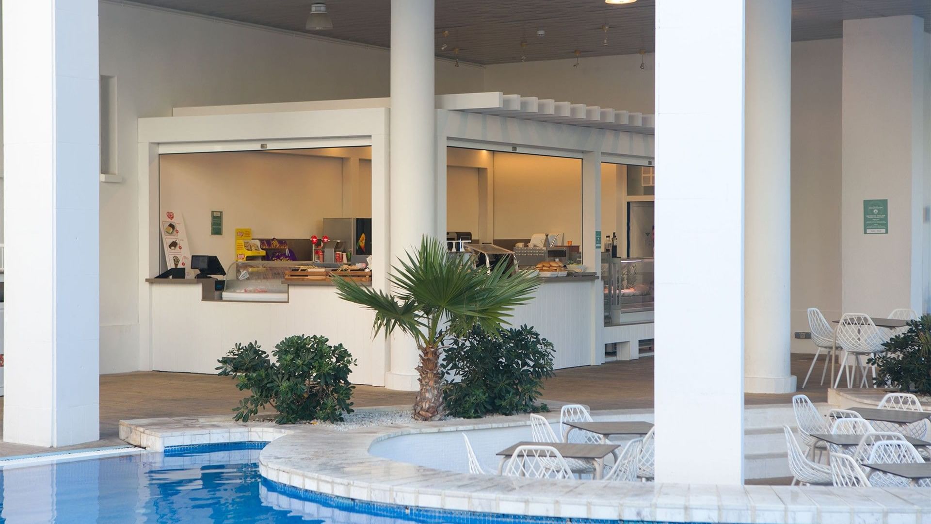 Bar piscina en Ponient Pirámide Salou