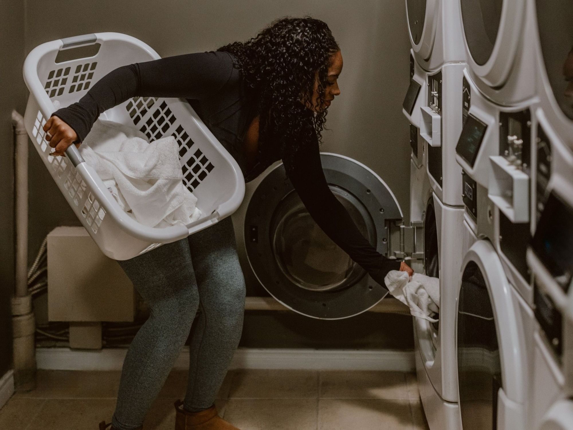 Femme utilisant la buanderie 24h/24 et 7j/7 à l'Hotel Faubourg Montreal à Montréal