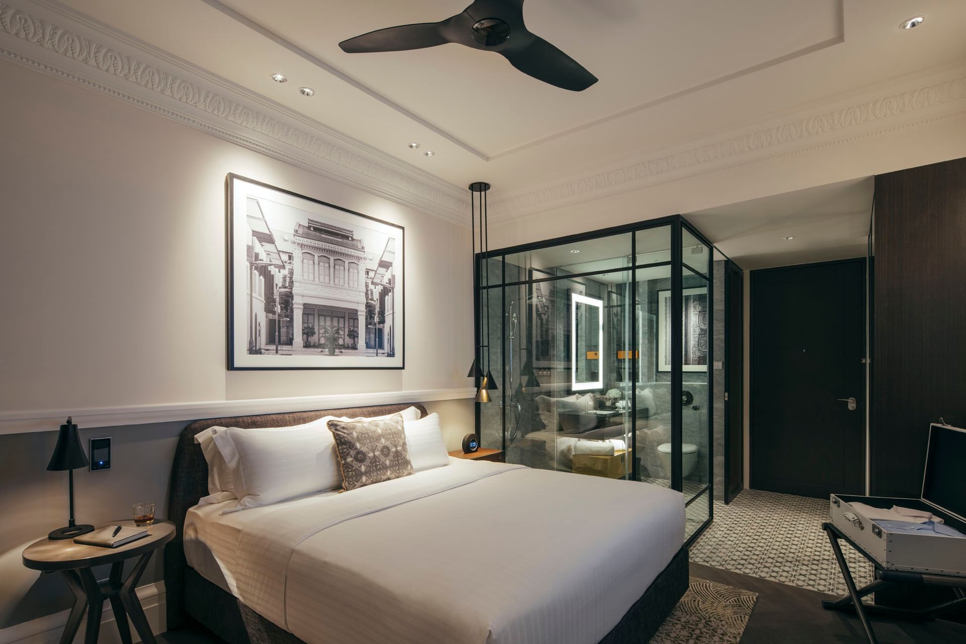 Image 3: https://image-tc.galaxy.tf/wijpeg-f53owtaj4xqmu7020grhczng5/grand-park-city-hall-deluxe-room-bedroom-king.jpg?width=1920