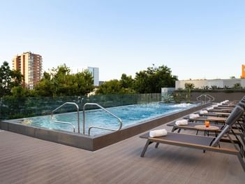 Piscina en la azotea con tumbonas que destaca hoteles en Viña del Mar con piscina en Veranda Hotel