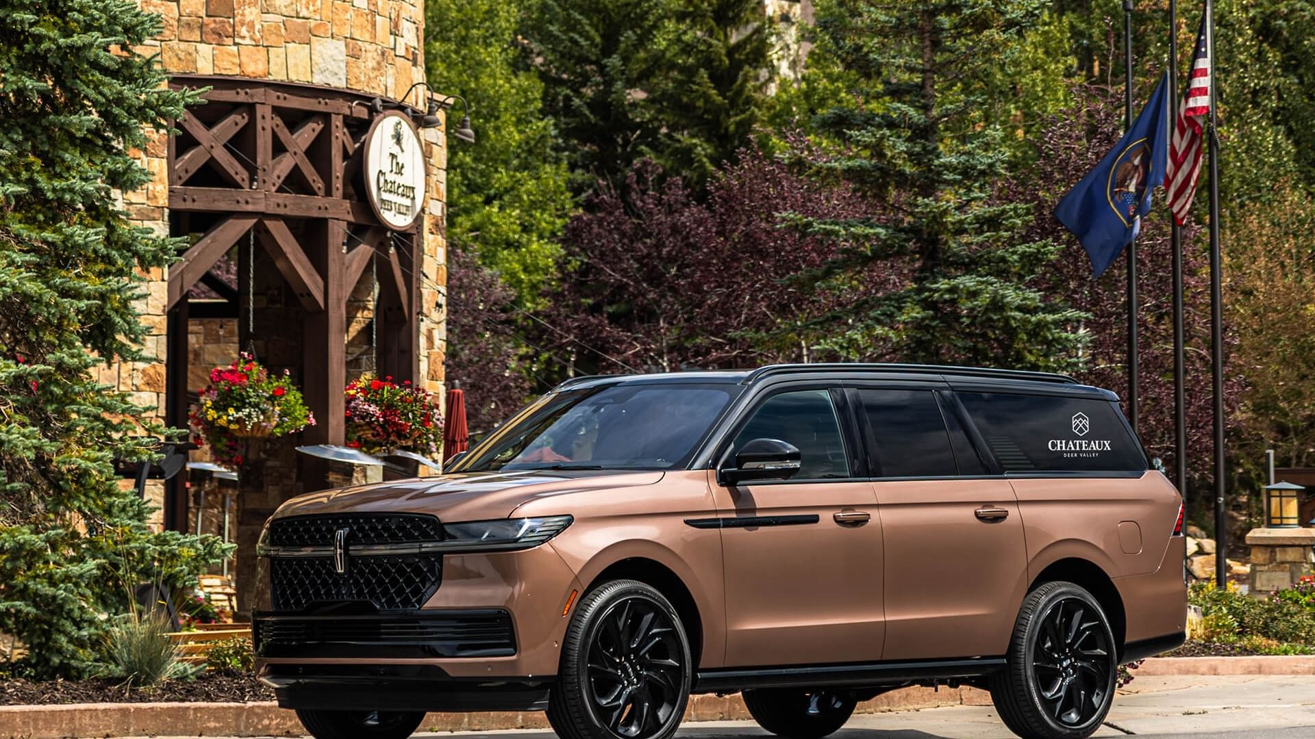 Lincoln Navigator outside Chateaux