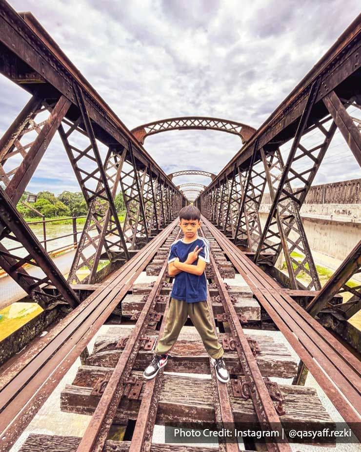 A young kid was striking a pose in front of the camera on the Ipoh Victoria Bridge - Lexis Suites Penang 